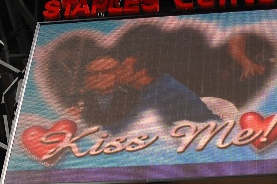 2009, lo Staples Center e una Kiss Cam indiscreta... Protagonisti Adam Sandler e Jack Nicholson